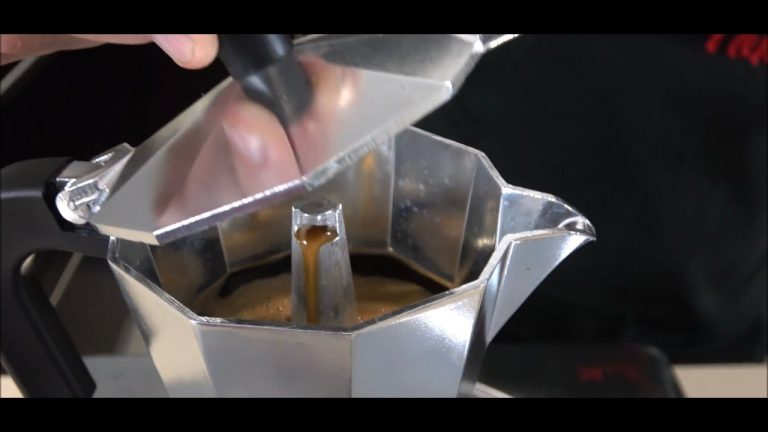 Descubre cuánto dura el café en la mágica cafetera italiana