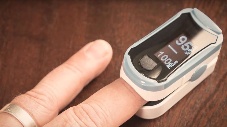 Descubre el práctico medidor digital de dedo para controlar tu salud