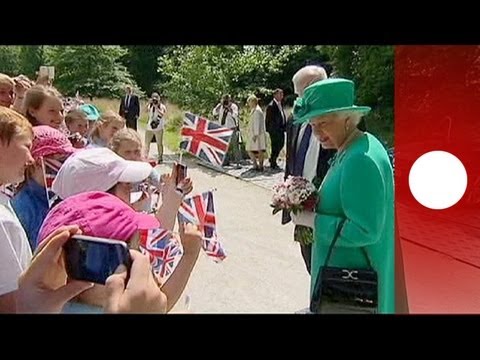 ¡Escándalo! ¿La reina de Inglaterra come niños?